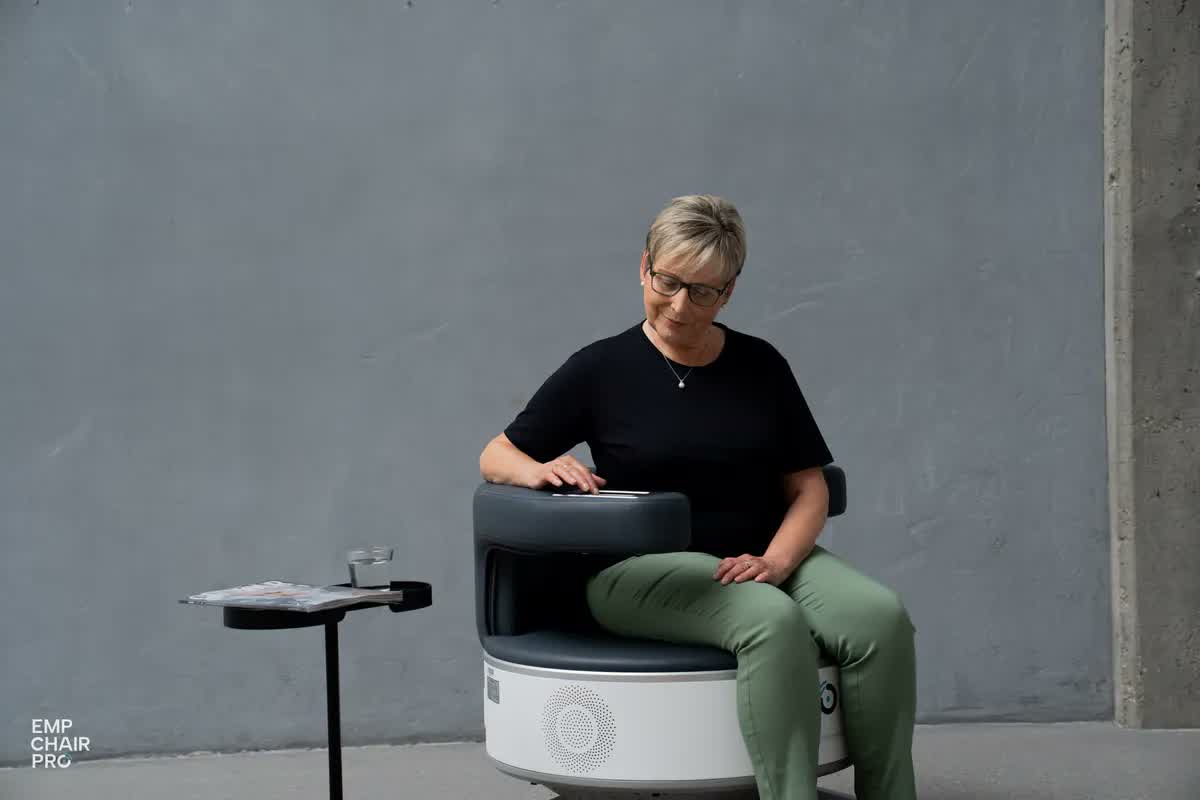 Frau mit Brille sitzt auf dem EMP Chair Pro