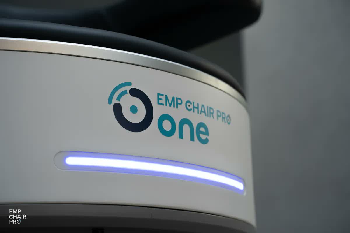 Schriftzug EMP Chair Pro one mit leuchtender Lichtleiste