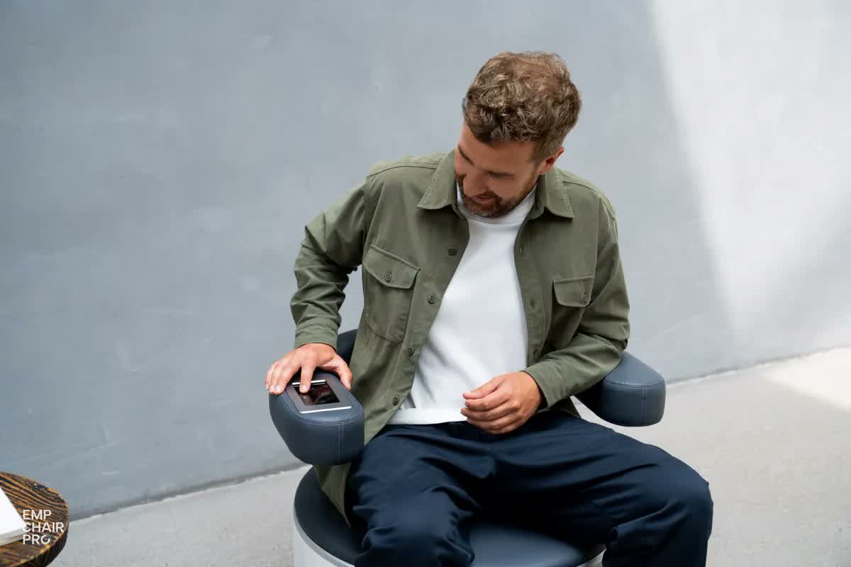 Mann sitzt auf dem EMP Chair Pro
