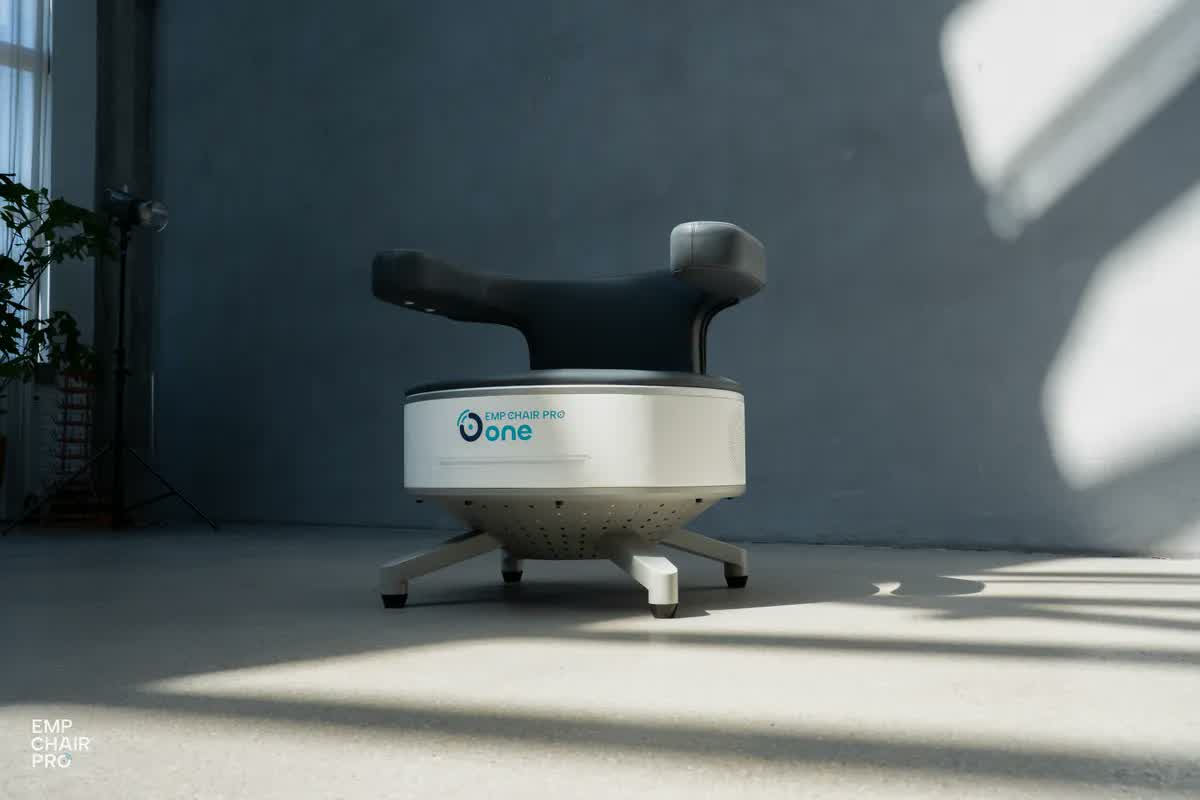 Der EMP Chair Pro steht im Sonnenlicht vor einer grauen Wand